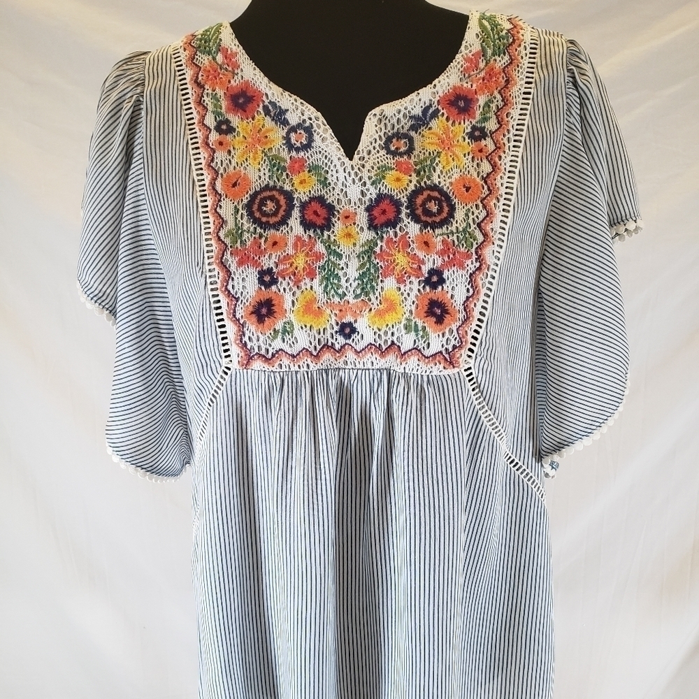 Signature Studio Blue And White Striped Shirt W/Embroidery Short Sleeve Sz S